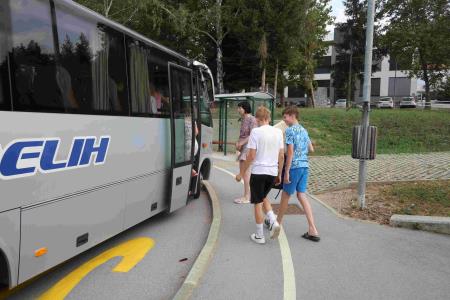 Potniki se vkrcajo na avtobus